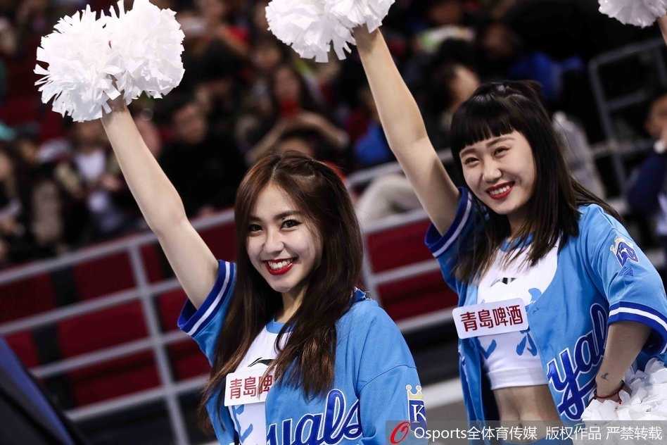 京城篮坛的精灵:北京篮球宝贝的热舞与梦想 伴随着劲爆的音乐,篮球宝贝们整齐划一地跃起,修长的身姿在空中定格,仿佛在向观众宣告一场视觉盛宴的开始。