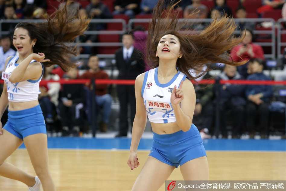 京城篮坛的精灵:北京篮球宝贝的热舞与梦想 暂停时间结束,队员们如潮水般退场,这位宝贝回头一瞥,眼神中既有表演结束后的放松,又带着对下一节再次登场点燃全场的期待。