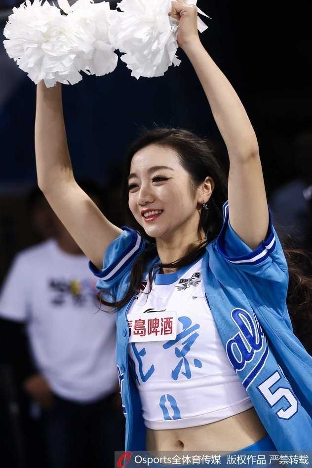 京城篮坛的精灵:北京篮球宝贝的热舞与梦想 镜头聚焦于一位笑容明媚的宝贝,她挥动着金色的花球,眼神中充满感染力,那份自信与热情足以驱散场馆内所有的紧张空气。