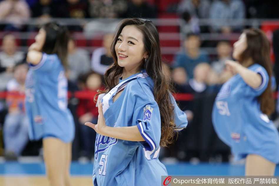 京城篮坛的精灵:北京篮球宝贝的热舞与梦想 汗水浸湿了发丝,却掩不住她嘴角的笑意。在万千观众的注视下,这位宝贝正全身心投入每一个节拍,用舞姿诠释着对这份职业的无限热爱。