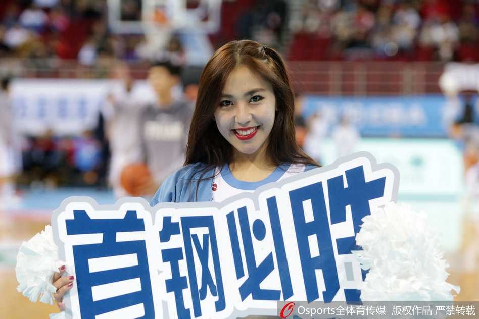 京城篮坛的精灵:北京篮球宝贝的热舞与梦想 聚光灯下,这位宝贝正完成一个高难度的托举动作,身体的柔韧性与力量感完美结合,让人不禁为她们扎实的舞蹈功底喝彩。