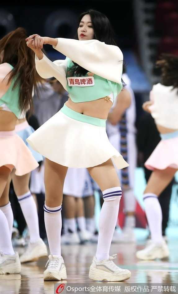 京城篮坛的靓丽风景:首钢主场大胜之夜,篮球宝贝热舞助威 在蓝色的赛场地板映衬下,一名篮球宝贝正在忘情热舞,飞扬的发丝和自信的姿态,彰显着现代女性的活力之美,完美诠释了‘宝贝’二字的深刻内涵。