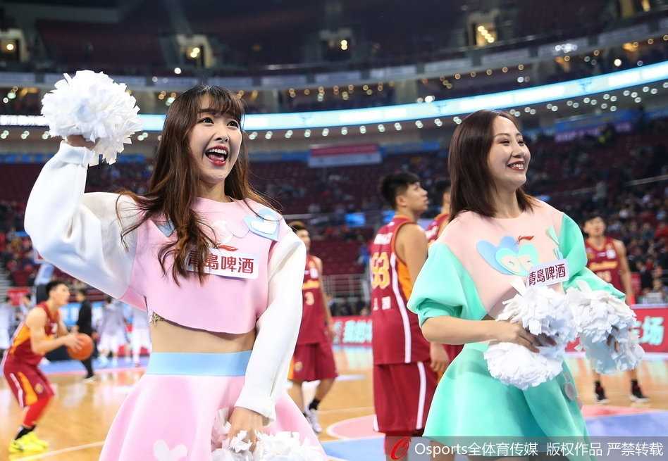 京城篮坛的靓丽风景:首钢主场大胜之夜,篮球宝贝热舞助威 五棵松体育馆内,篮球宝贝们扎着利落的马尾辫,身着红白相间的活力套装,随着动感节拍整齐舞动,她们身后的看台上坐满了等待比赛重启的热情观众。