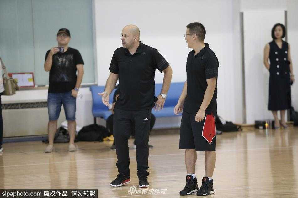 京城篮坛迎新章 首钢众将启征程 北京首钢新外援艾伦·杰克逊在训练场上运球疾走,目光如炬,专注的神情仿佛已为新赛季的冲锋做好了准备。