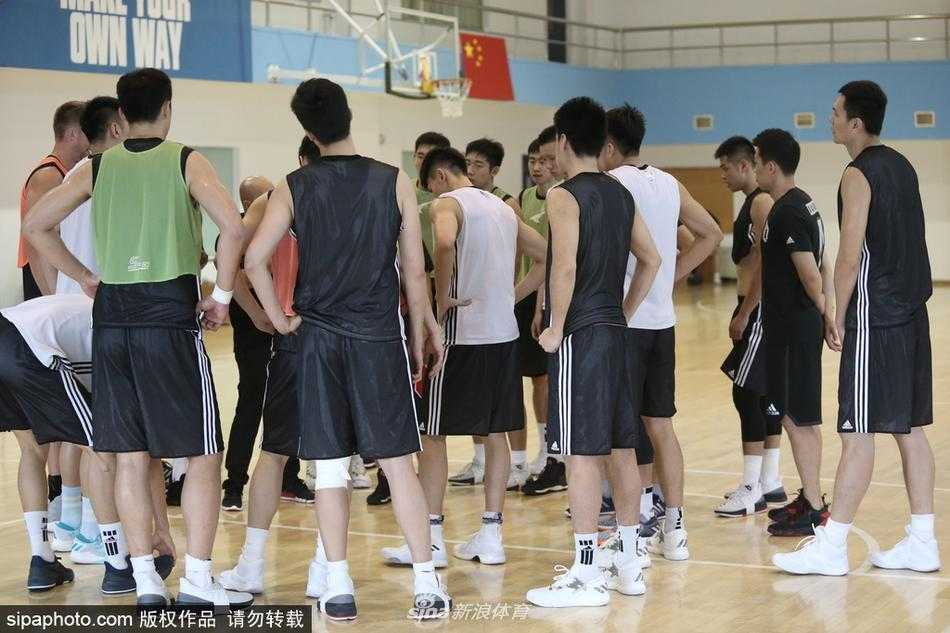 京城篮坛迎新章 首钢众将启征程 训练结束后,杰克逊与汉密尔顿并未离场,而是留在场地中央加练投篮,汗水与专注的神情诉说着他们对新赛季的渴望。