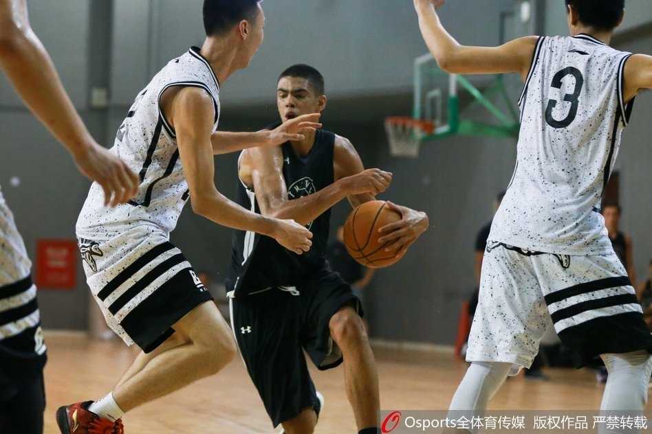 京城篮坛青春对决:北京四中激战美国联队七分之差 赛后双方球员肩并肩站在一起,对着镜头露出灿烂的笑容,他们手中没有奖杯,却收获了跨越太平洋的友谊,这张大合影为这场青春对决画上圆满句号。