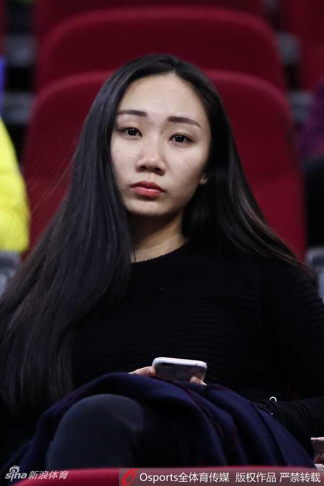 京城篮球之夜,美女球迷点亮看台风景线 看台上的她,身着简洁的白色上衣,手持一杯饮料,正侧身与同伴交流。身后的赛场灯光映照在她精致的侧脸上,让这一刻的观赛时光显得既惬意又充满活力。