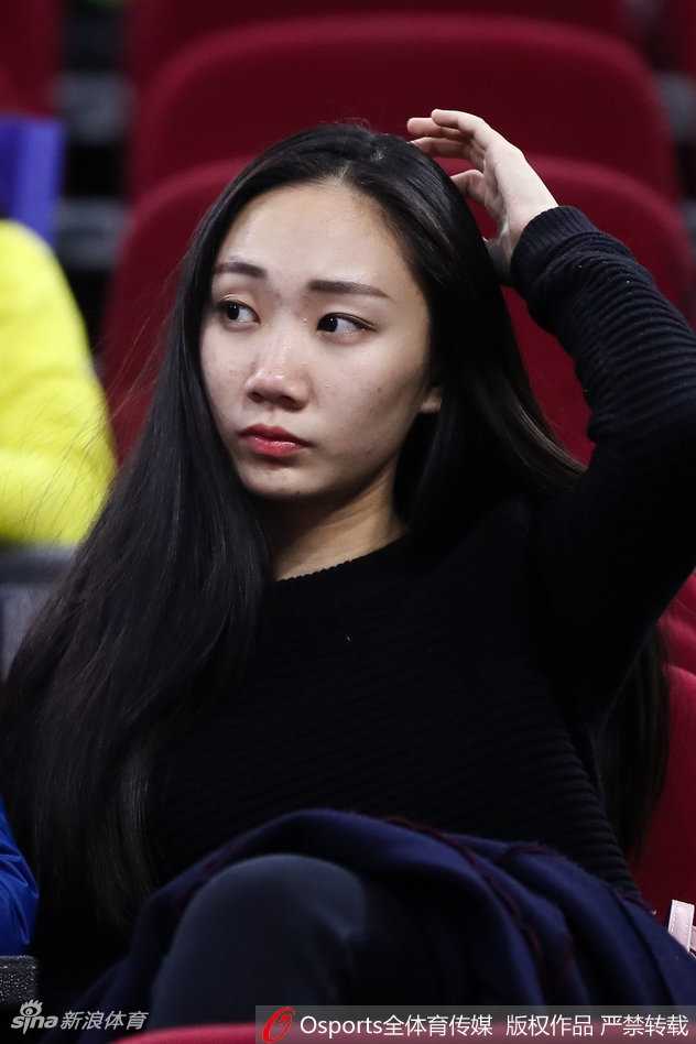 京城篮球之夜,美女球迷点亮看台风景线 赛场边的美女球迷正用手机记录下这一刻,她身着一件宽松的连帽卫衣,显得青春俏皮。背景是模糊的看台人群,焦点中她脸上的兴奋与好奇清晰可见,仿佛要将这份主场的激情永久珍藏。