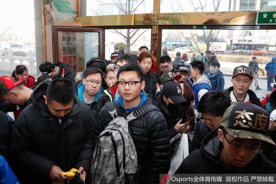 京城篮球传奇的温情瞬间:老马退役见面会,小球迷送上最纯真的吻 马布里将小男孩温柔地揽在怀中,孩子穿着印有马布里头像的纪念卫衣,手里拿着刚签好名的照片,回头看向镜头,眼神里满是见到偶像后的满足与幸福,老马则用手轻轻扶着孩子,画面充满了父子般的温情。