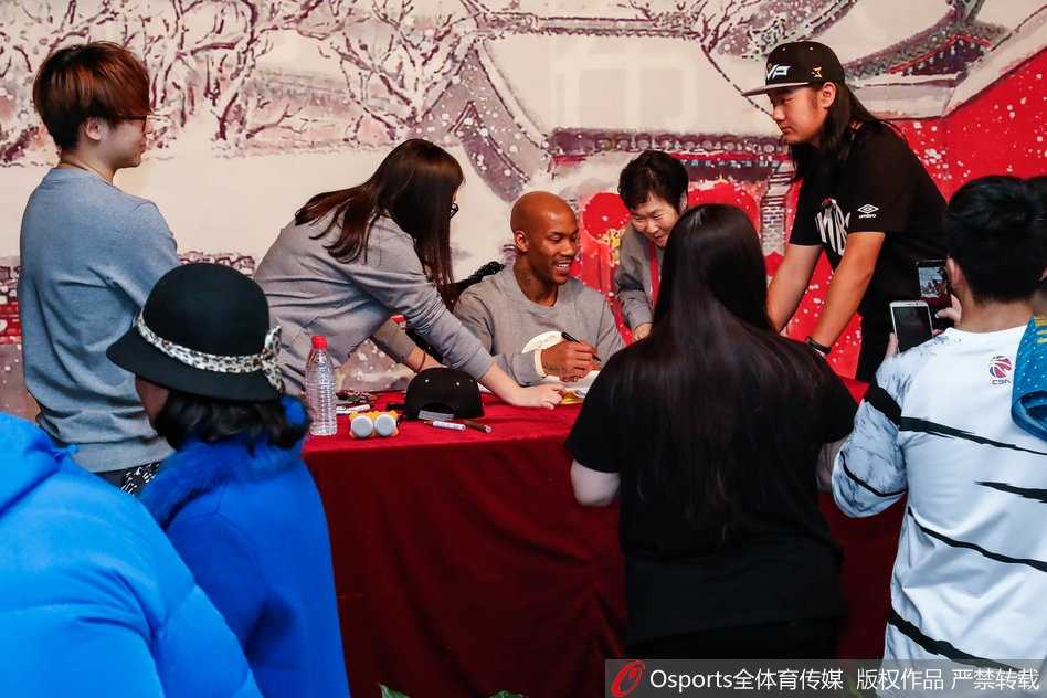 京城篮球传奇的温情瞬间:老马退役见面会,小球迷送上最纯真的吻 见面会现场气氛热烈,戴着眼镜的小球迷坐在父亲肩头,伸出小手努力触碰台上的马布里,脸上写满了焦急与渴望,身后的球迷们纷纷举起手机,记录下这难忘的追星时刻。