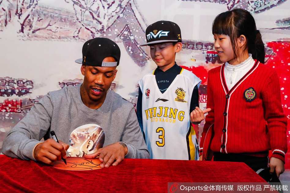 京城篮球传奇的温情瞬间:老马退役见面会,小球迷送上最纯真的吻 活动结束后,马布里手捧一件巨大的球迷签名T恤向全场展示,T恤上写满了密密麻麻的祝福语,他笑容灿烂,仿佛在向所有人宣告,虽然退役了,但他与北京球迷的爱永不落幕。