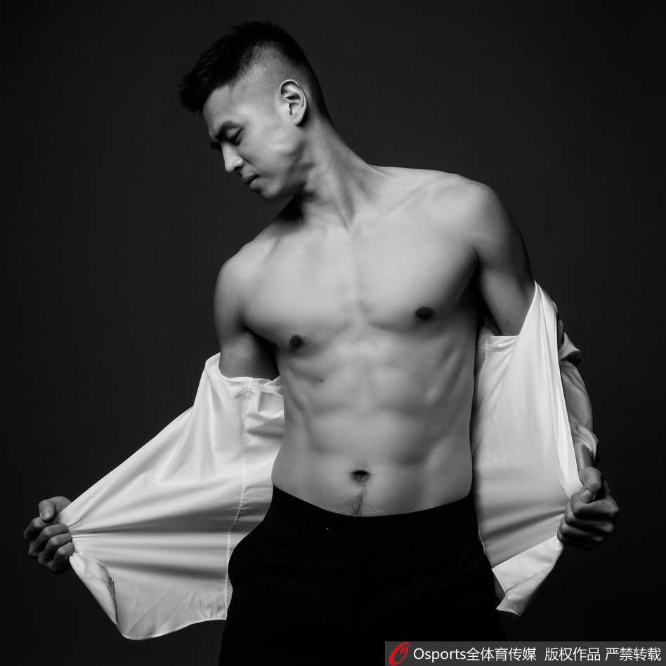 京城篮球俊杰方硕:光影之间雕琢完美体魄 方硕目光如炬,赤裸上身展现出雕塑般的胸肌与腹肌,汗水浸润下的古铜色皮肤彰显阳刚之气