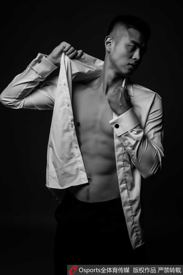 京城篮球俊杰方硕:光影之间雕琢完美体魄 方硕侧身回眸,肩背肌肉线条流畅而结实,隆起的斜方肌与三角肌勾勒出强悍的上肢轮廓