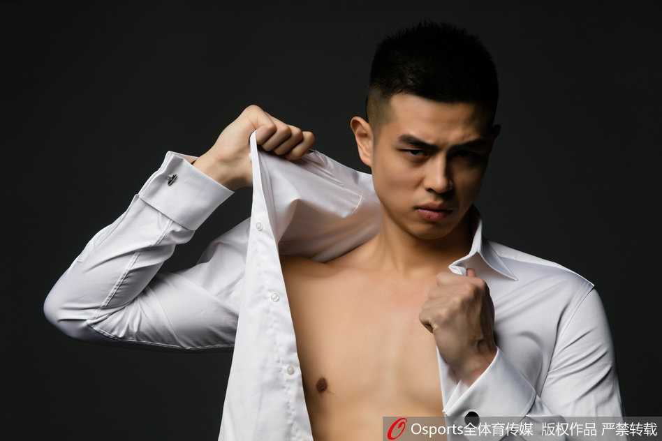 京城篮球俊杰方硕:光影之间雕琢完美体魄 方硕身着训练裤坐于场边,放松状态下腹部依然没有赘肉,大腿肌肉线条粗壮有力,尽显运动员本色