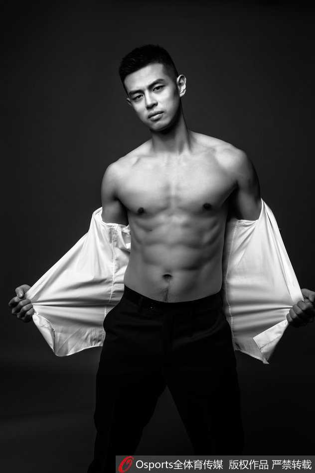 京城篮球俊杰方硕:光影之间雕琢完美体魄 方硕单手叉腰,人鱼线性感迷人,宽肩窄腰的倒三角身材一览无余,整体比例宛如古希腊雕塑