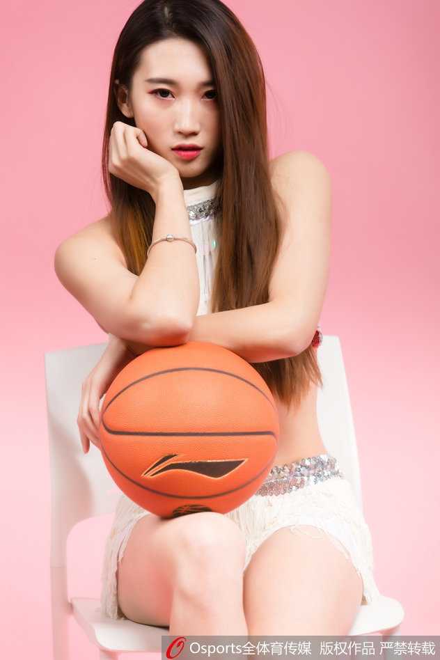 京城篮球宝贝巅峰时刻:美腿如林雪肌绽光,舞动首钢热血赛场 宝贝背对镜头却侧颜浅笑,露出一排贝齿,背部线条流畅优雅,纤细的手臂与修长美腿在暗色背景中如同雕塑,雪肌质感细腻如玉