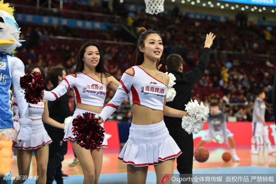 京城篮球宝贝:赛场上跃动的青春与激情 表演进入高潮,一名篮球宝贝正完成一个优美的转身动作,裙摆随风轻扬,她专注的眼神紧紧锁定着镜头的方向,将力与美完美融合在这一瞬间。