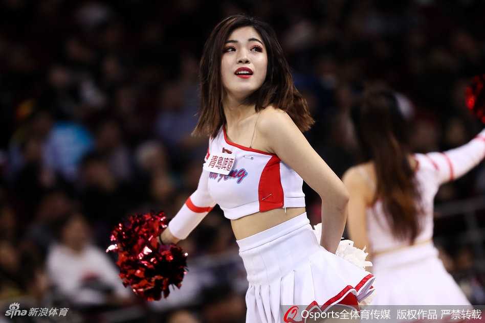 京城篮球宝贝:赛场上跃动的青春与激情 表演接近尾声,篮球宝贝们做出一个俏皮的姿势,手指轻点脸颊,眼神中闪烁着灵动的光芒,仿佛在与看台上的球迷进行一场无声的欢乐互动。