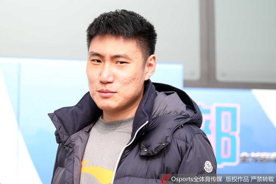 京城篮球寒冬前集结 丁宁送暖阳晓宇坐轮椅不言弃 北京首钢体育CEO秦晓雯女士在出征仪式上激情演讲,她高举手臂,鼓励将士们为了北京的荣耀奋勇向前。