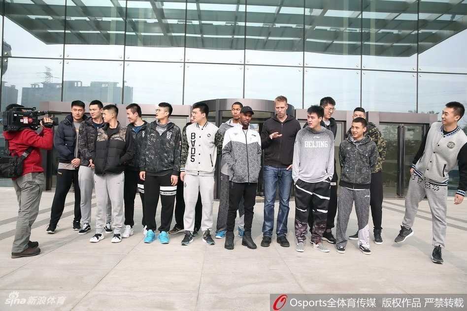 京城篮球寒冬前集结 丁宁送暖阳晓宇坐轮椅不言弃 大满贯得主丁宁笑容满面地为北京首钢男篮加油助威,她作为首钢大家庭的一员,送来了最温暖的祝福。