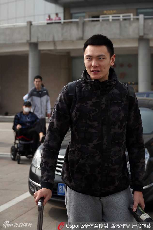 京城篮球寒冬前集结 丁宁送暖阳晓宇坐轮椅不言弃 北京首钢男篮队员翟晓川在出征仪式上接受采访,眼神中透露出对即将到来的新赛季的坚定与期待。