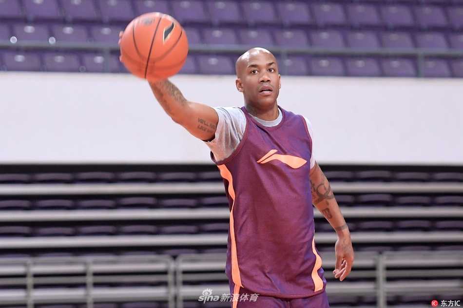 京城篮球新势力:北控男篮蓄力起航,新赛季欲创辉煌 北控众将目光如炬,新援亮相训练场,气氛热烈而专注