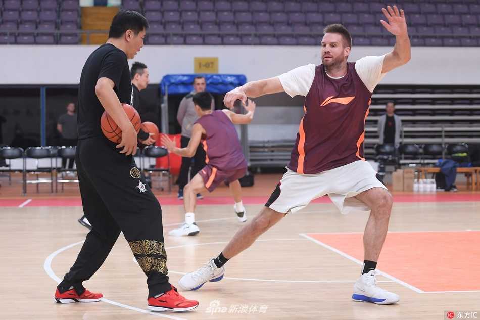 京城篮球新势力:北控男篮蓄力起航,新赛季欲创辉煌 轻松一刻:训练结束后球员们相互击掌鼓劲,团队氛围融洽