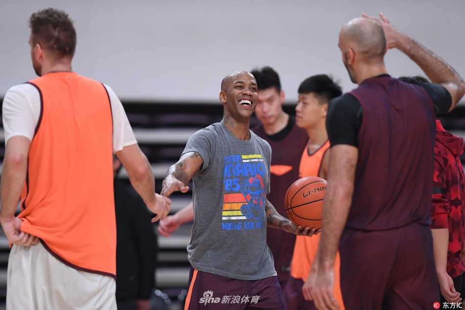 京城篮球新势力:北控男篮蓄力起航,新赛季欲创辉煌 前亚洲第一中锋哈达迪在训练中遭遇包夹,内线对抗激烈火花四溅
