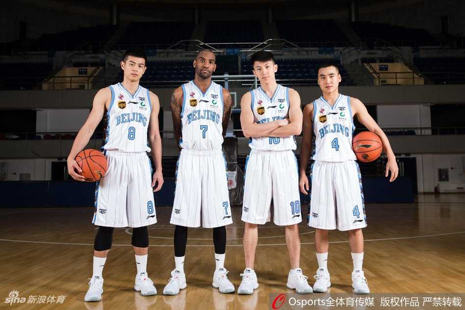 京城篮球新势力:首钢众将英姿飒爽,定妆照下尽显男儿本色 方硕持球凝视前方,神情专注,作为北京篮球亲手培养的明星后卫,他时刻准备在关键时刻一剑封喉。