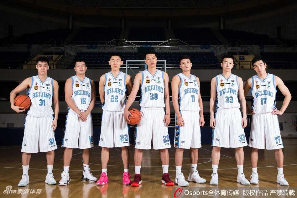 京城篮球新势力:首钢众将英姿飒爽,定妆照下尽显男儿本色 翟晓川与朱彦西并肩而立,一个刚毅勇猛,一个沉着冷静,他们共同筑起了首钢男篮最坚固的锋线屏障。