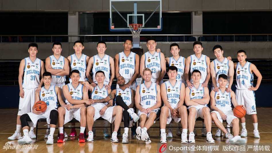 京城篮球新势力:首钢众将英姿飒爽,定妆照下尽显男儿本色 刘晓宇目光如炬,运球瞬间仿佛猎豹出击,新赛季他将是串联全队进攻的关键大脑。