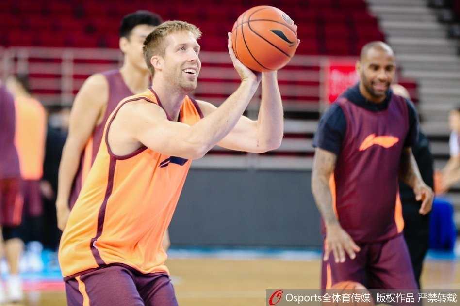 京城篮球新篇章:方硕领军备战,莫里斯回归首钢训练场 北京首钢训练课上,球员们正在进行高强度的战术配合演练,场上充满了呼喊声。