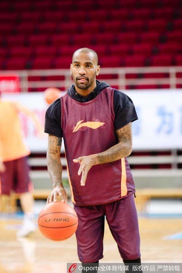 京城篮球新篇章:方硕领军备战,莫里斯回归首钢训练场 训练间隙,方硕与队友交流心得,神情严肃,探讨着训练中的细节与战术跑位。