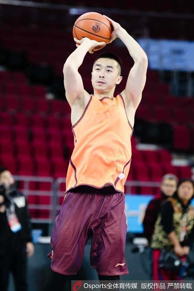 京城篮球新篇章:方硕领军备战,莫里斯回归首钢训练场 兰多夫·莫里斯在训练场边拉伸放松,他的回归为球队内线带来了宝贵的经验与底气。