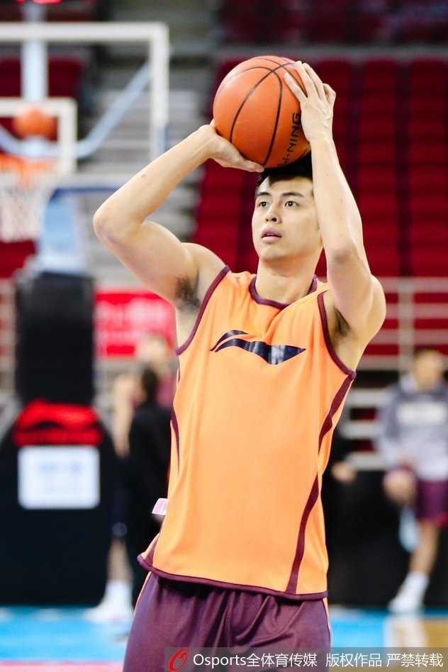 京城篮球新篇章:方硕领军备战,莫里斯回归首钢训练场 北京队训练气氛热烈,球员们轮番上阵进行投篮练习,篮球在空中划出优美的弧线。