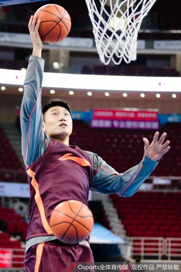 京城篮球新篇章:方硕领军备战,莫里斯回归首钢训练场 全队集结,方硕作为核心站在队伍前列,身后是齐心协力的队友们,备战气氛浓厚。