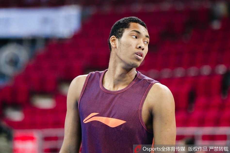 京城篮球新篇章:方硕领军备战,莫里斯回归首钢训练场 方硕神情专注,在训练中稳稳出手跳投,举手投足间尽显核心球员的从容与担当。