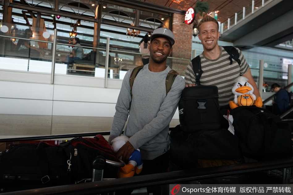 京城篮球新篇章:汉密尔顿与杰克逊抵京,首钢重建从“心”开始 杰克逊在训练间隙独自加练投篮,汗水湿透了背心,他目光如炬地盯着篮筐,仿佛在思考着如何破解CBA的防守密码。