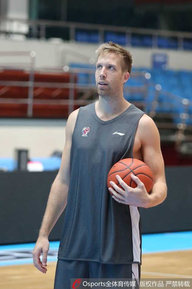 京城篮球新篇章:莫里斯现身与翟晓川的淬炼之路 翟晓川在三分线外高高跃起,手腕轻柔拨球,皮球在空中划出一道彩虹般的弧线,专注的眼神里满是对胜利的渴望