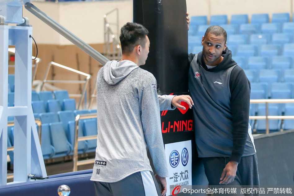 京城篮球新篇章:莫里斯现身与翟晓川的淬炼之路 功勋外援兰多夫·莫里斯身着北京队训练服,目光深邃地望向远方,他的身影仿佛凝固了时光,将人们的思绪拉回到那些夺冠之夜