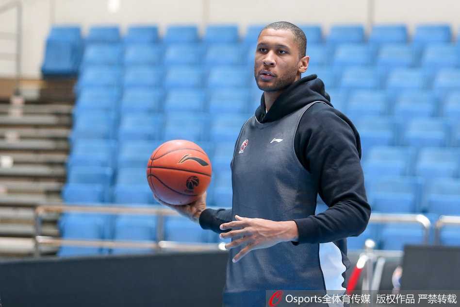 京城篮球新篇章:莫里斯现身与翟晓川的淬炼之路 训练间隙,汗水顺着翟晓川坚毅的脸颊滑落,他紧抿嘴唇,正在进行运球后的急停跳投,每一个细节都力求完美