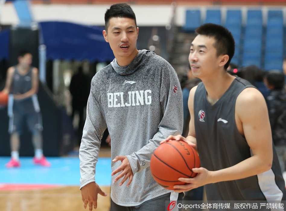 京城篮球新篇章:莫里斯现身与翟晓川的淬炼之路 北京队训练场上,球员们正在进行激烈的分组对抗,皮球飞速传导,场边的教练组聚精会神地观察着每一个战术跑位