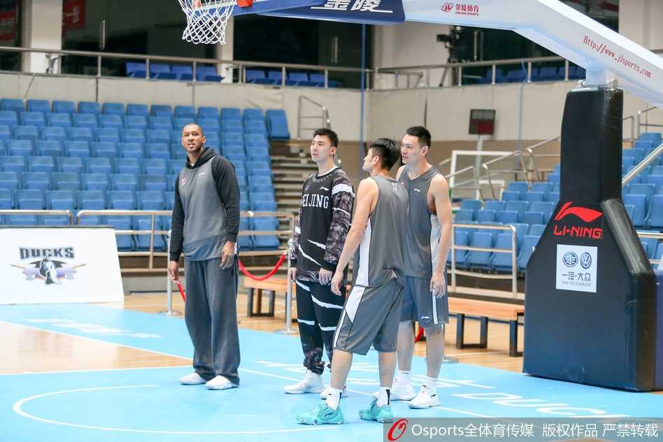 京城篮球新篇章:莫里斯现身与翟晓川的淬炼之路 助理教练正手把手地为年轻队员纠正投篮手型,篮球运动的薪火相传在这一刻显得格外温暖而具体