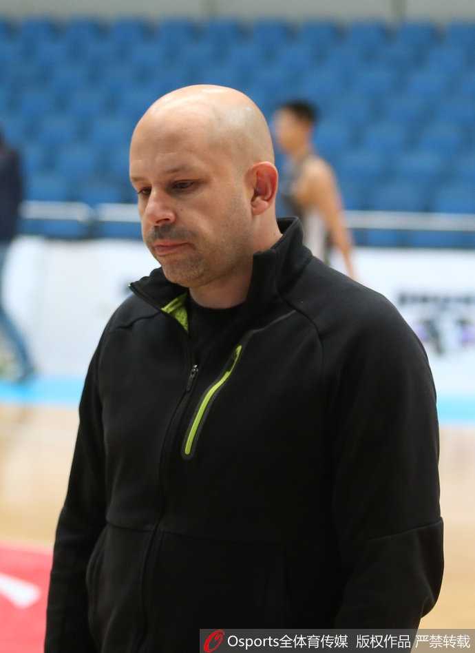 京城篮球新篇章:莫里斯现身与翟晓川的淬炼之路 夕阳透过训练馆的窗户,洒在整齐摆放的篮球上,金色的余晖仿佛预示着北京首钢即将迎来的崭新黎明