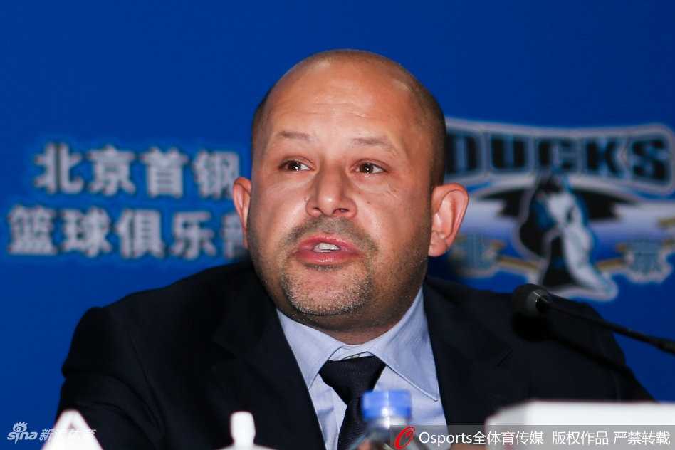 京城篮球新篇章:闵鹿蕾升任总教练,希腊智者雅尼斯掌舵首钢 雅尼斯在发布会上慷慨激昂地阐述执教理念,手势坚定有力,从他专注的神情可以看出他对打造新北京队的信心与决心。