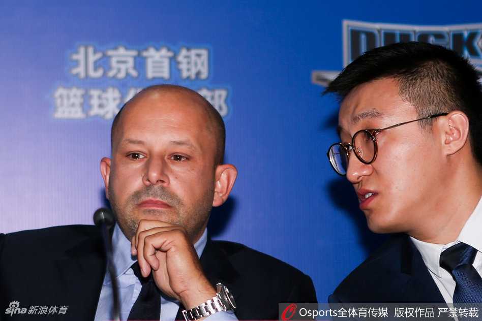 京城篮球新篇章:闵鹿蕾升任总教练,希腊智者雅尼斯掌舵首钢 雅尼斯在发言时激情澎湃,肢体语言丰富,仿佛已经将他的战术蓝图描绘在赛场上,身旁的翻译郭维盛则专注倾听。