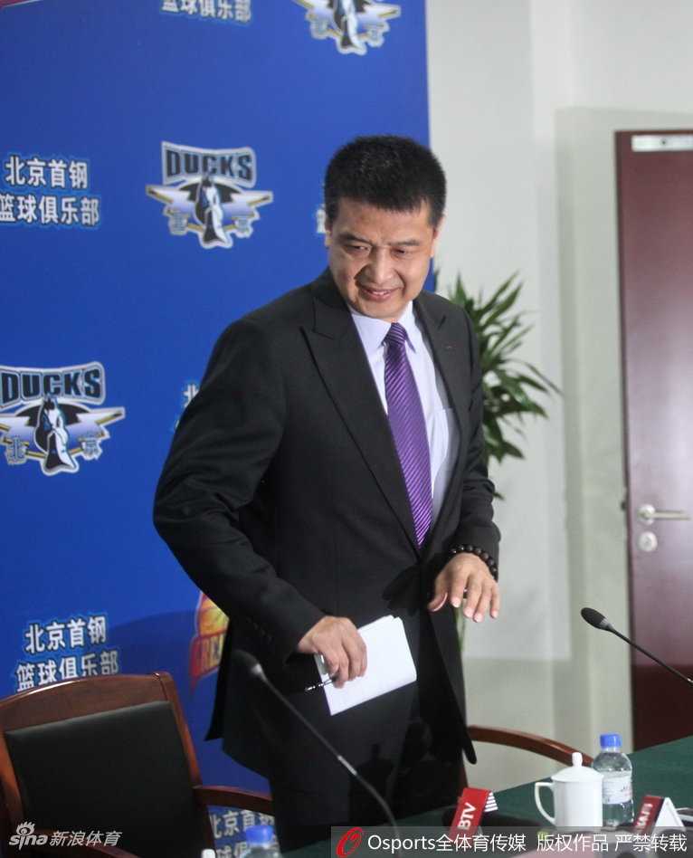 京城篮球新篇章:闵鹿蕾升任总教练,希腊智者雅尼斯掌舵首钢 闵鹿蕾面带微笑出席发布会,神情轻松而平和,面对镜头的他仿佛卸下了千斤重担,展现出一种从容与豁达。