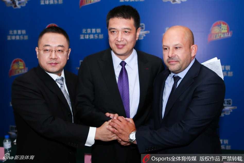 京城篮球新篇章:闵鹿蕾升任总教练,希腊智者雅尼斯掌舵首钢 闵鹿蕾与雅尼斯在发布会现场亲切交流,两人神情专注,仿佛正在探讨球队未来的建设方向,气氛融洽而专业。