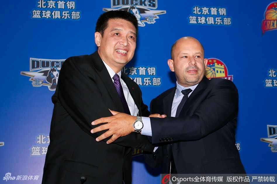 京城篮球新篇章:闵鹿蕾升任总教练,希腊智者雅尼斯掌舵首钢 闵鹿蕾与新任主教练雅尼斯在发布会上双手紧握,传递交接棒的重要一刻,两人的眼神中充满了对未来的坚定与期待。