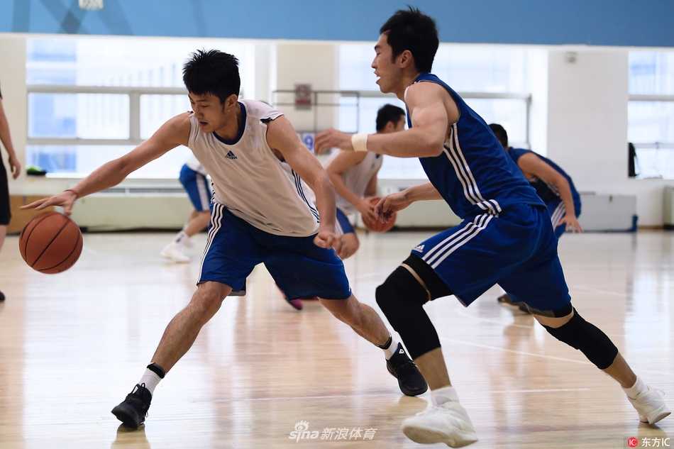 京城篮球新篇章:雅尼斯挂帅,首钢男篮步入团队篮球时代 队长吉喆在训练中奋力拼抢,汗水浸湿了球衣,作为球队的老将,他在雅尼斯的体系中扮演着承上启下的关键角色,以身作则带动年轻队员。